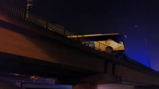 Yolcu dolu otobüs TEM'de kontrolden çıkıp viyadükte asılı kaldı!