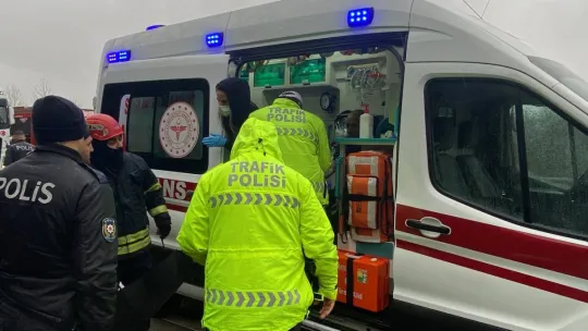 Yolcu minibüsü kamyona çarptı: 2 yaralı