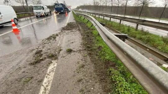 Yolcu minibüsü kamyona çarptı: 2 yaralı