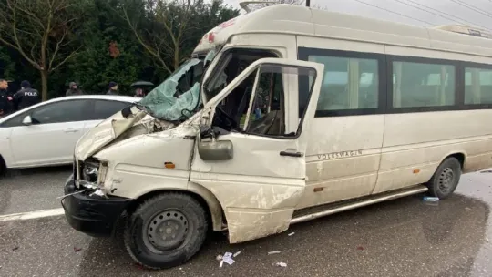 Yolcu minibüsü kamyona çarptı: 2 yaralı