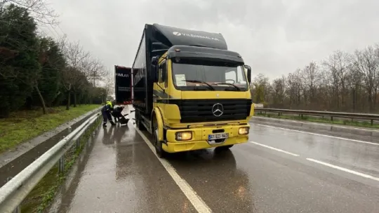 Yolcu minibüsü kamyona çarptı: 2 yaralı