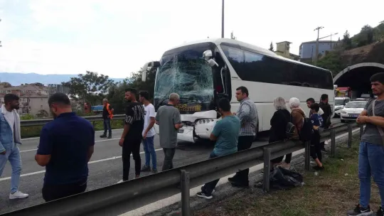 Yolcu otobüslerinin karıştığı trafik kazasında 2'si bebek 4 yaralı