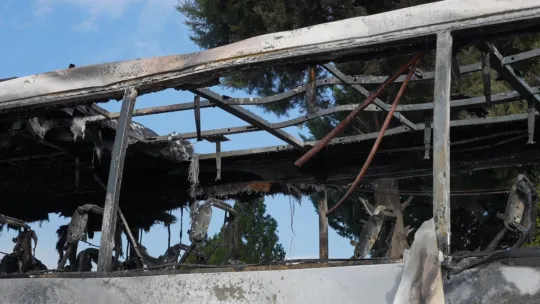 Yolcu otobüsü alevlere teslim oldu: Araç demir yığınına döndü