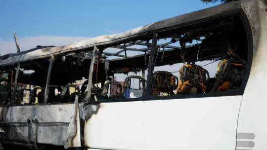 Yolcu otobüsü alevlere teslim oldu: Araç demir yığınına döndü