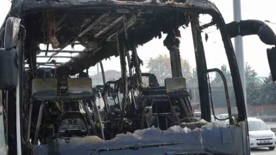 Yolcu otobüsü alevlere teslim oldu: Araç demir yığınına döndü