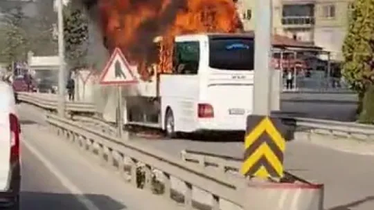 Yolcu otobüsü alevlere teslim oldu: Araç demir yığınına döndü