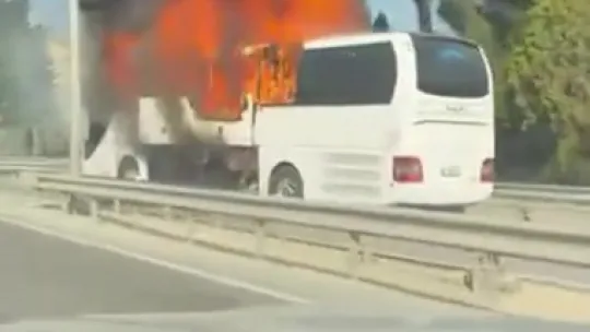 Yolcu otobüsü alevlere teslim oldu: Araç demir yığınına döndü