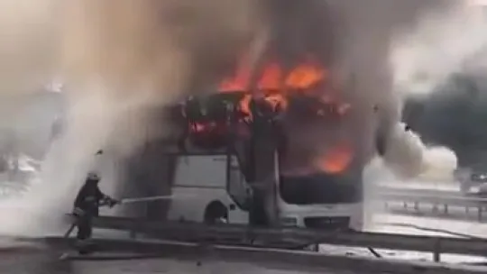 Yolcu otobüsü alevlere teslim oldu: Araç demir yığınına döndü