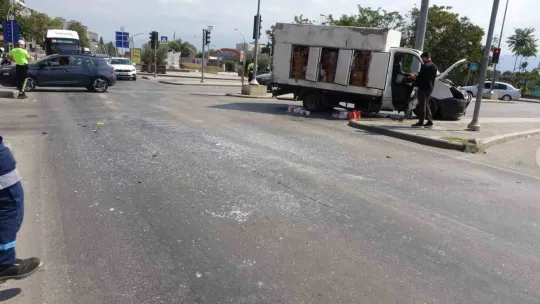 Yolcu otobüsü ile kamyonet çarpıştı: 1'i çocuk 6 yaralı