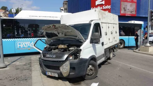 Yolcu otobüsü ile kamyonet çarpıştı: 1'i çocuk 6 yaralı