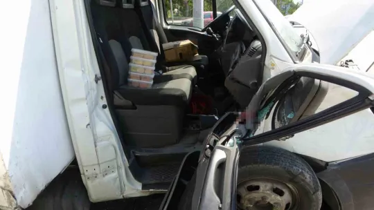 Yolcu otobüsü ile kamyonet çarpıştı: 1'i çocuk 6 yaralı