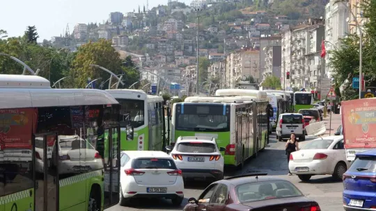 Yolcu otobüsü ile kamyonet çarpıştı: 1'i çocuk 6 yaralı