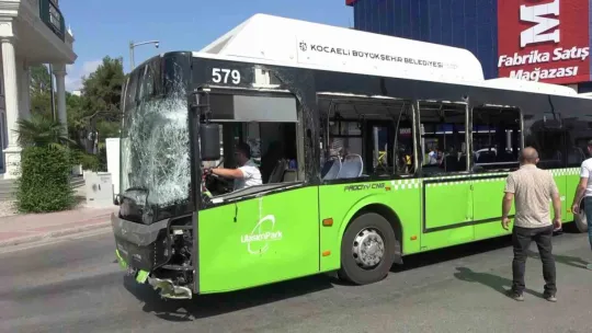 Yolcu otobüsü ile kamyonet çarpıştı: 1'i çocuk 6 yaralı