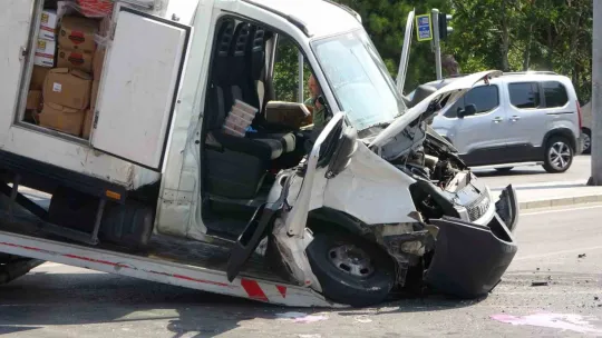 Yolcu otobüsü ile kamyonet çarpıştı: 1'i çocuk 6 yaralı