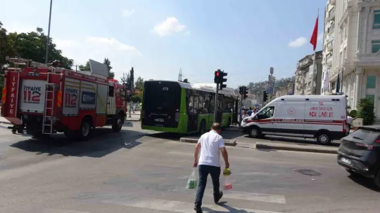 Yolcu otobüsü ile kamyonet çarpıştı: 1'i çocuk 6 yaralı
