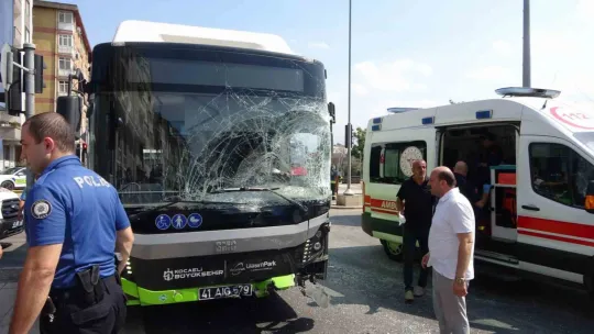 Yolcu otobüsü ile kamyonet çarpıştı: 1'i çocuk 6 yaralı
