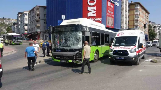 Yolcu otobüsü ile kamyonet çarpıştı: 1'i çocuk 6 yaralı