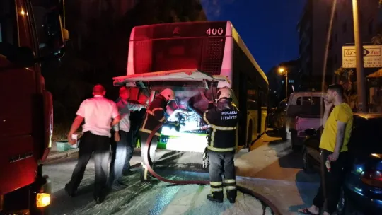 Oluşan panikle yolcular otobüsten tahliye edildi