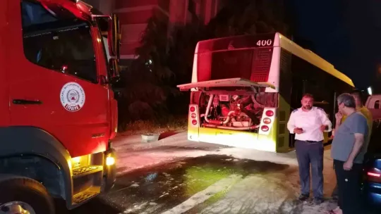 Oluşan panikle yolcular otobüsten tahliye edildi