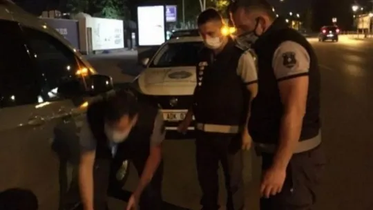 Yolda kalan kadın şoföre zabıta yardım etti!