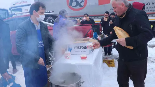 Yolda mahsur kalan tır sürücüleri için mangal kurdular