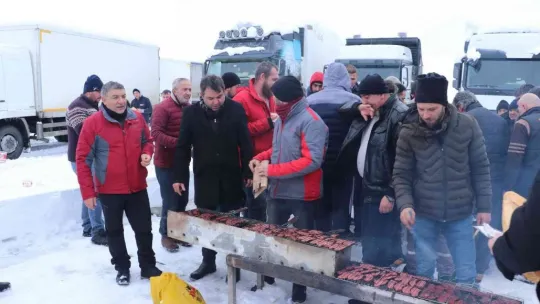 Yolda mahsur kalan tır sürücüleri için mangal kurdular