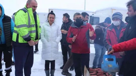 Yolda mahsur kalan tır sürücüleri için mangal kurdular