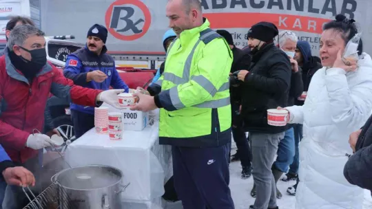 Yolda mahsur kalan tır sürücüleri için mangal kurdular