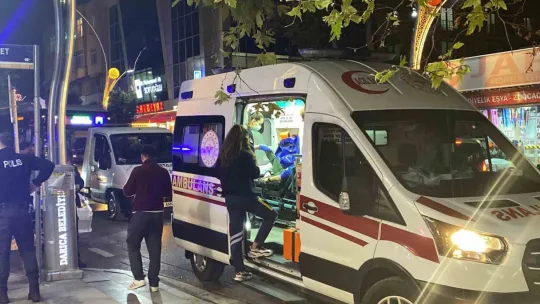 Yolda yürürken bacağından vuruldu