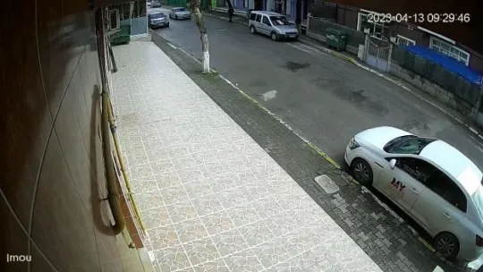 Yolda yürürken dehşeti yaşadı: Otomobilden ateş açıldı