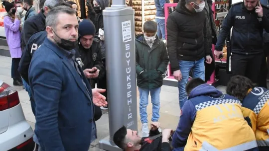 Yolda yürüyen iki arkadaşı bıçaklayarak kayıplara karıştı