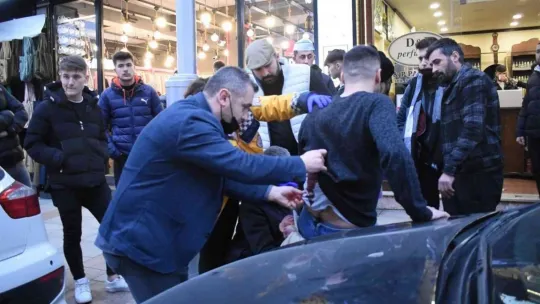 Yolda yürüyen iki arkadaşı bıçaklayarak kayıplara karıştı