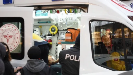 Yolda yürüyen iki arkadaşı bıçaklayarak kayıplara karıştı