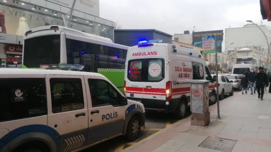 Yolda yürüyen iki arkadaşı bıçaklayarak kayıplara karıştı