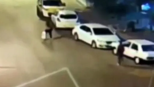 Yolda yürüyen kadına kapkaç şoku!