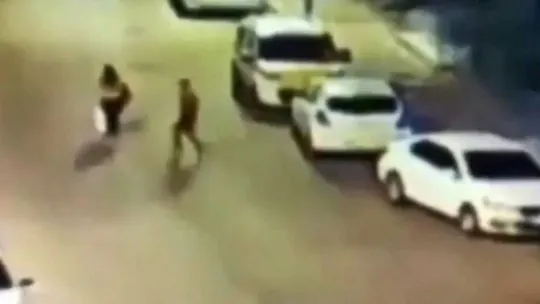 Yolda yürüyen kadına kapkaç şoku!