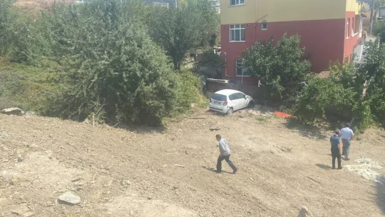 Yoldan çıkan otomobil bahçe duvarına çarptı