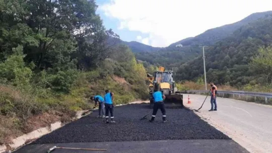 Yollardaki deformeler onarılıyor