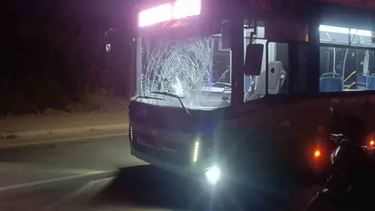 Yolun karşısına geçen şahsa halk otobüsü çarptı