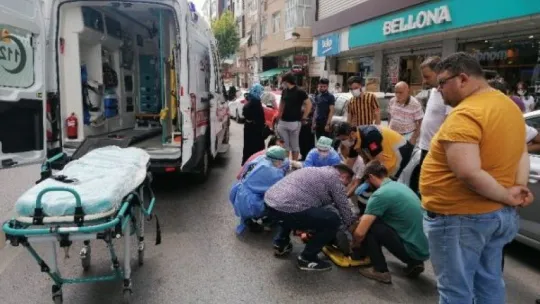 Yolun karşısına geçmek isterken canından oluyordu