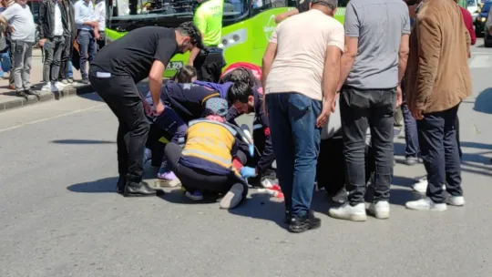 Yolun karşısına geçmek isteyen kadına otomobil çarptı