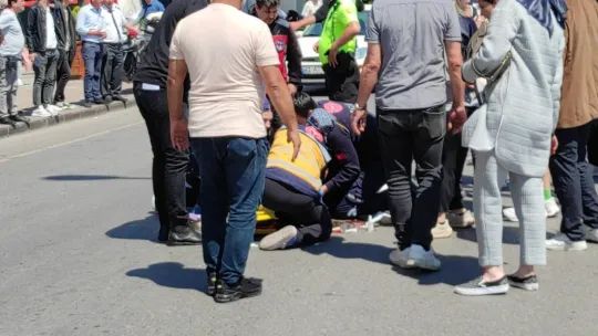 Yolun karşısına geçmek isteyen kadına otomobil çarptı