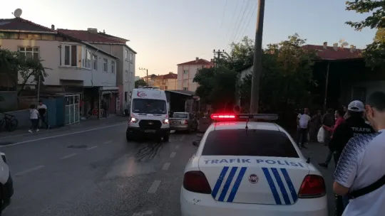 Yolun karşısına geçmek istedi, otomobil çarptı