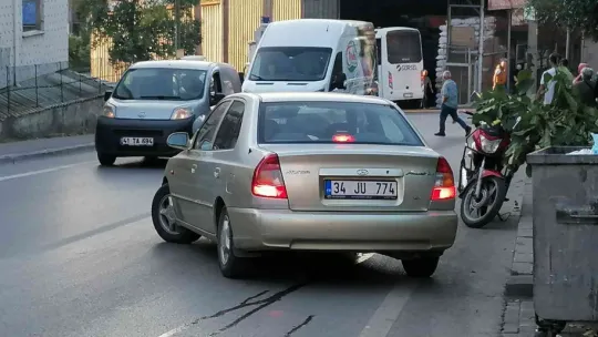 Yolun karşısına geçmek istedi, otomobil çarptı