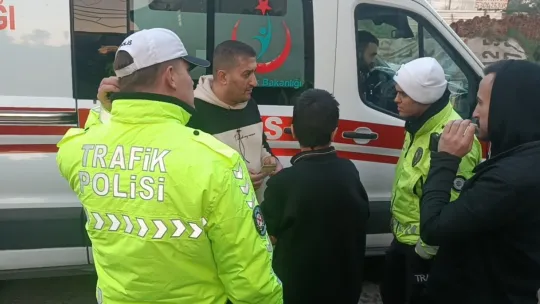 Yolun karşısına geçmeye çalışan çocuğa otomobil çarptı