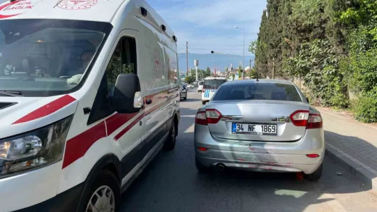 Yolun karşısına geçmeye çalışan kadına otomobil çarptı