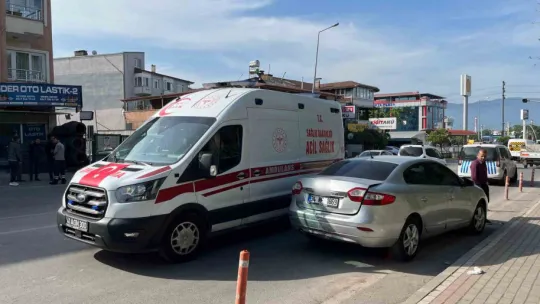 Yolun karşısına geçmeye çalışan kadına otomobil çarptı
