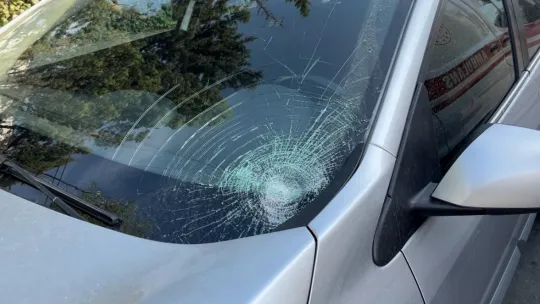 Yolun karşısına geçmeye çalışan kadına otomobil çarptı