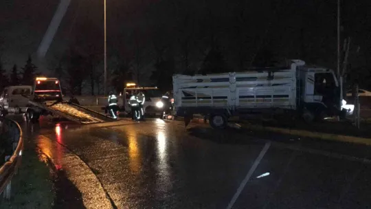 Yön tabelasının direğine çarptı