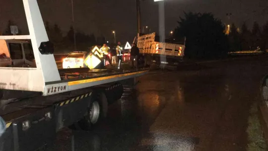 Yön tabelasının direğine çarptı